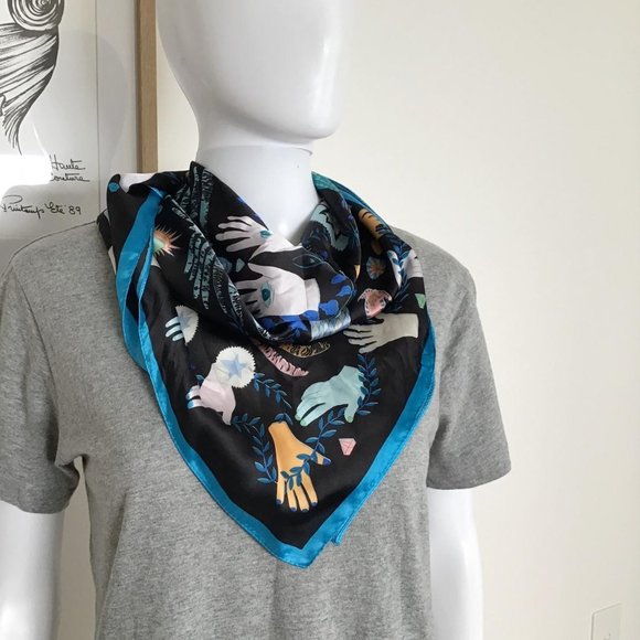 Multicoloured satin scarf Motif: hands, stars, moon, sun, planets, pineapples - Picture 2 of 8